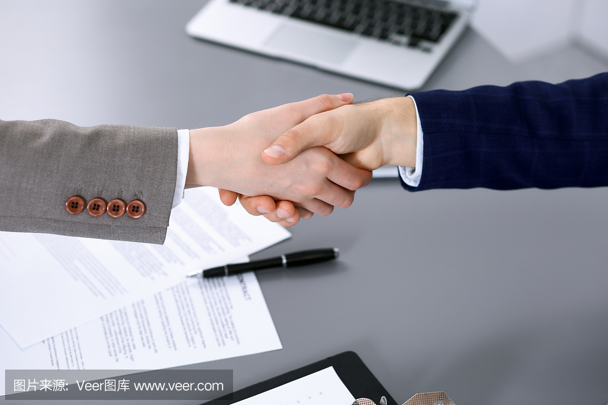 商務(wù)人士握手,結(jié)束會(huì)議。文件簽署,協(xié)議和律師咨詢概念